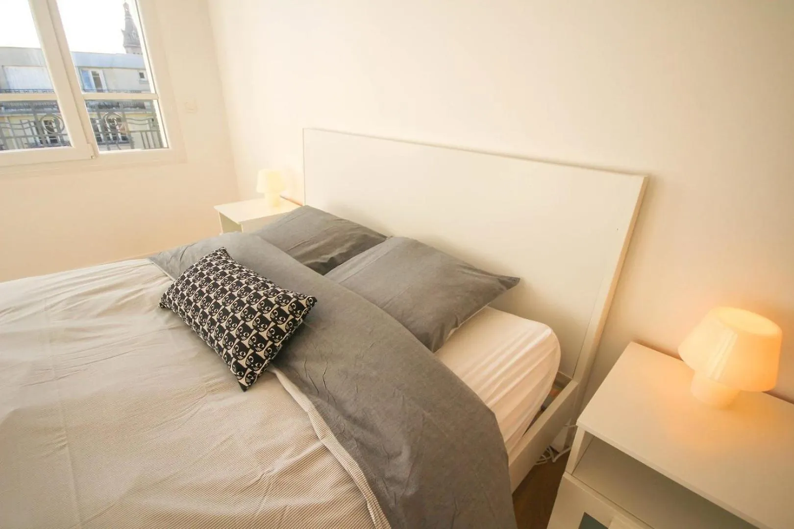 Bright Apartment With Balcony In The Center contacts